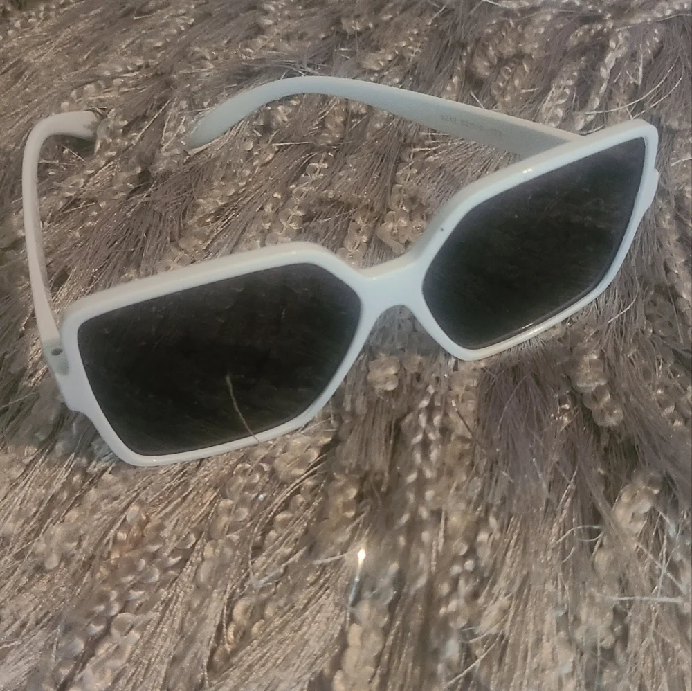 WHITE SQUARE OVERSIZED CLASSIC TRENDY VINTAGE SUNGLASSEA W GRAY LENS Hp🔥🔥